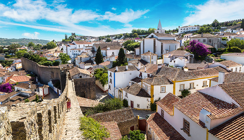 Uitzicht over Óbidos vanaf de stadsmuur, regio Costa de Prata