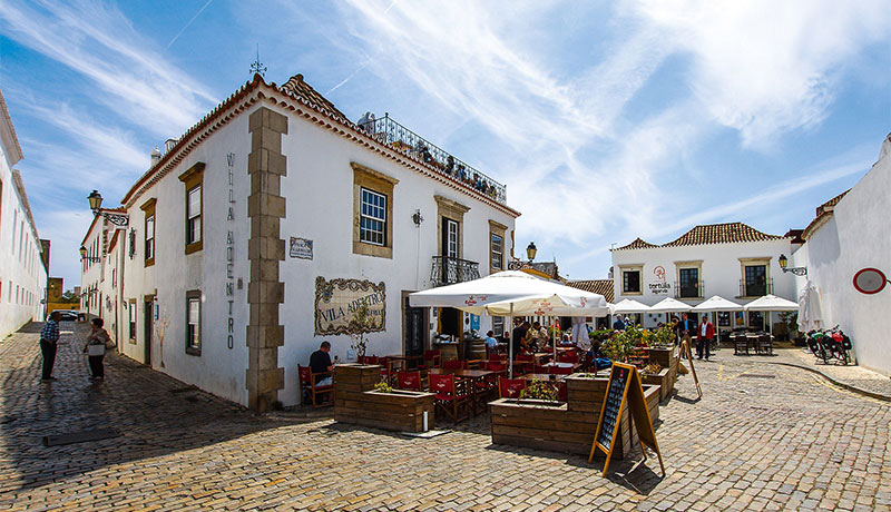 Gezellig plein met restaurants in Faro, Algarve