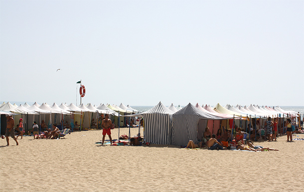 Strandtentjes op het strand van Nazaré