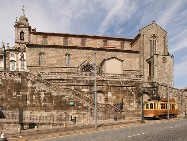 De vrij sobere buitenkant van de Igreja de São Francisco