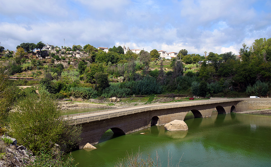 De oude brug (ponte velha) over de rivier de Mondego bij Santa Comba Dão.