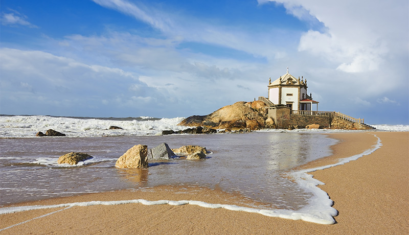Bijzonder strand aan de Costa Verde bij Porto