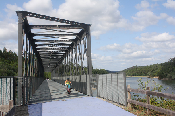 Brug over rivier de Dão