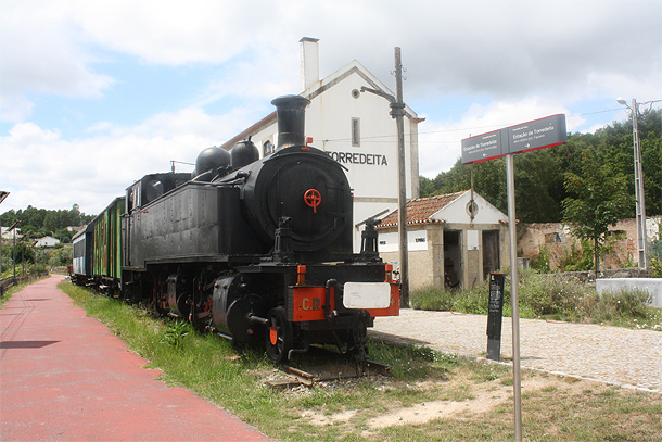 Oude treinen bij het stationnetje van Torredeita