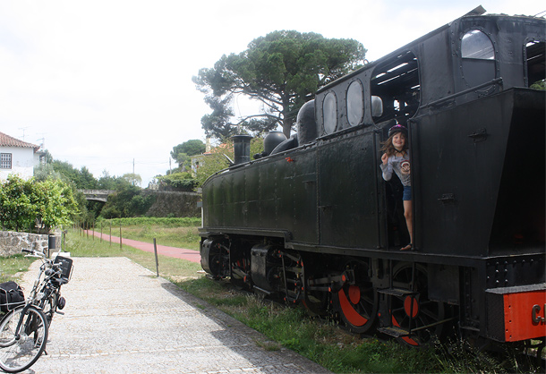 De locomotief en wagonnetjes bij het station van Torredeita kun je ook van binnen bekijken
