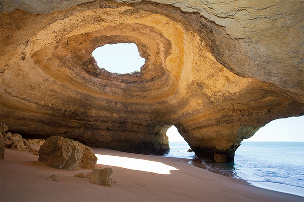 Rotsen en grotten bij Praia de Benagil, Algarve