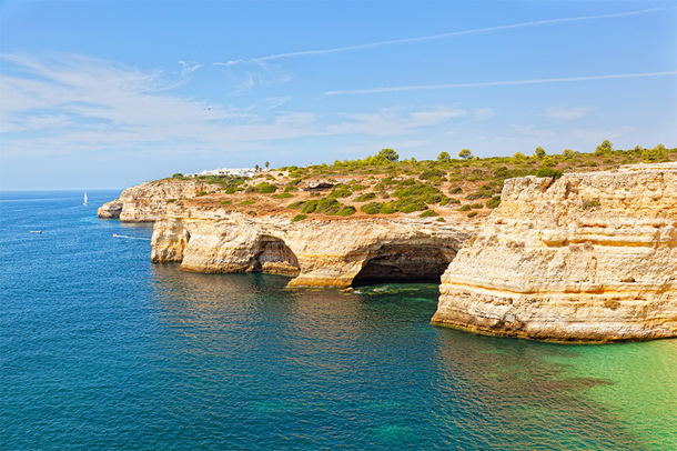 Rotsen en grotten bij Praia de Benagil, Algarve