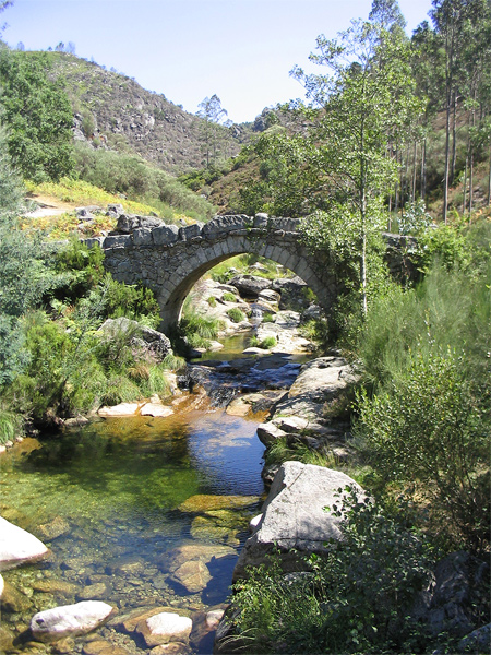 Oude brug in Serra da Cabreira