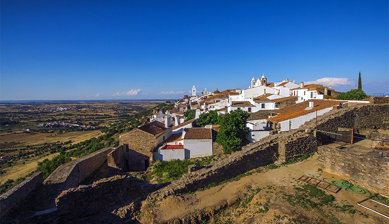 Alentejo, typisch stadje Monsaraz in het landschap