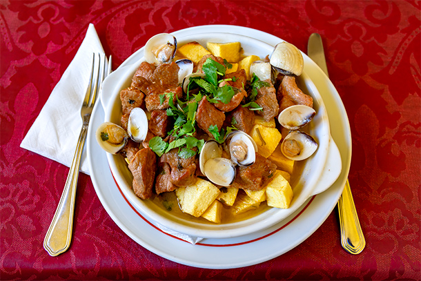 Carne de Porco à Alentejana