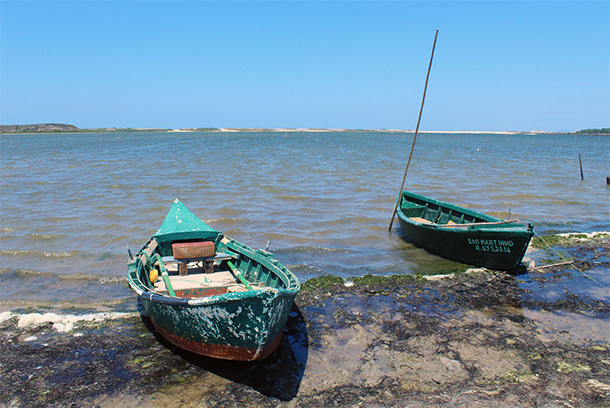 Vissersboten in Lagoa de Santo André