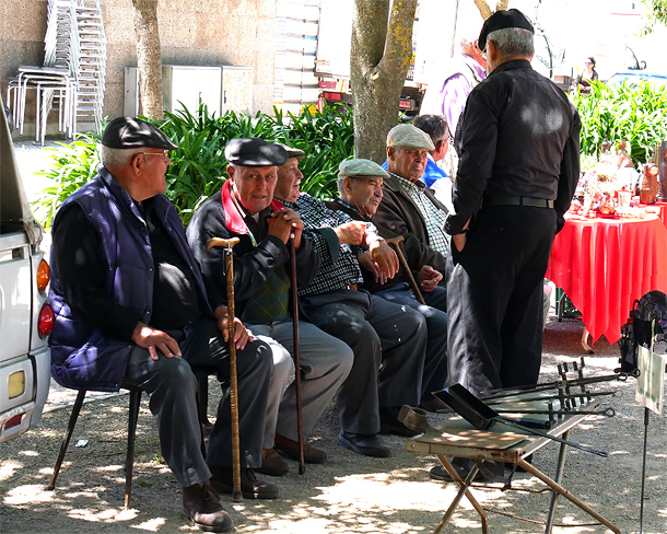 Onderonsje op de markt van Estremoz, Alentejo