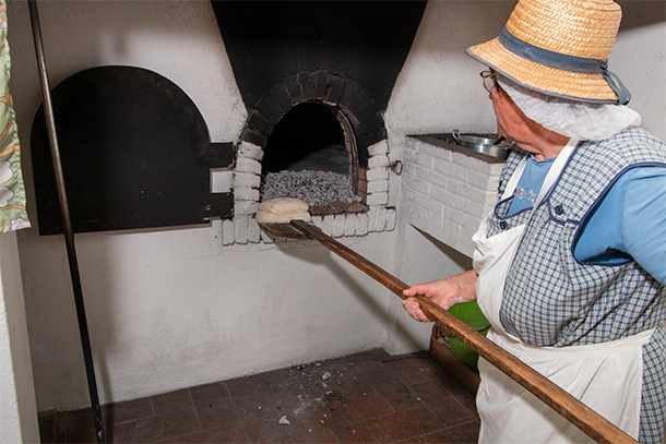 Brood bakken op traditionele wijze in de Alentejo