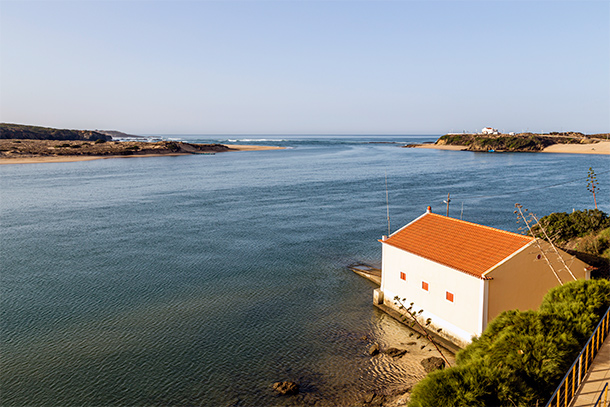 Vila Nova de Milfontes aan de monding van de rivier de Mira