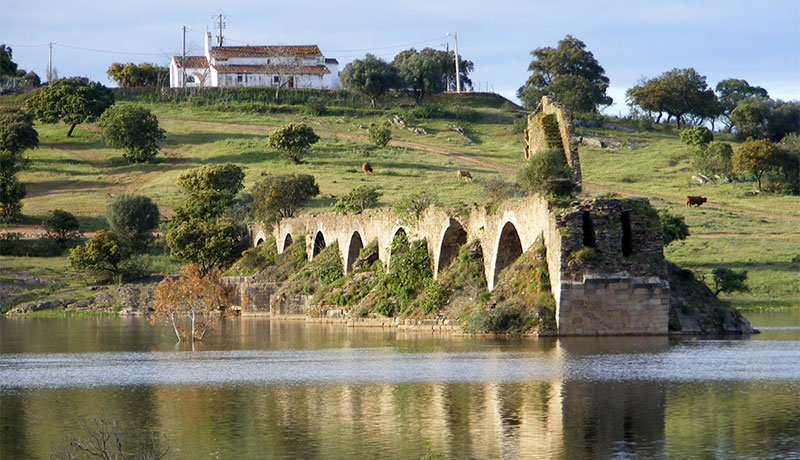Monumentale brug in de rivier Guadiana