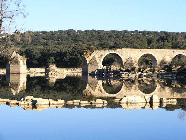 Monumentale, zestiende eeuwse brug bij Ajuda
