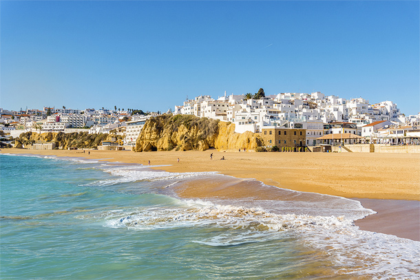 Het strand van Albufeira op een rustige dag in december