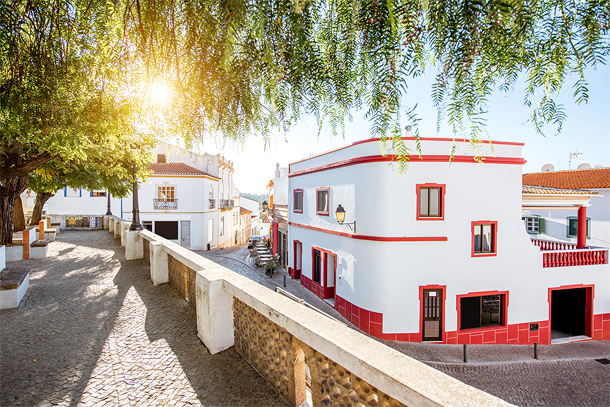 Karakteristiek dorpje Alte in de bergen van de Algarve