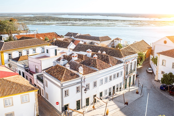 Faro: uitzicht over de oude stad en natuurgebied Ria Formosa vanaf de kathedraal Sé