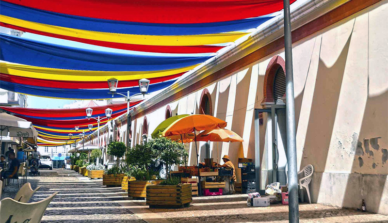 Straatje in Loulé bij de markt