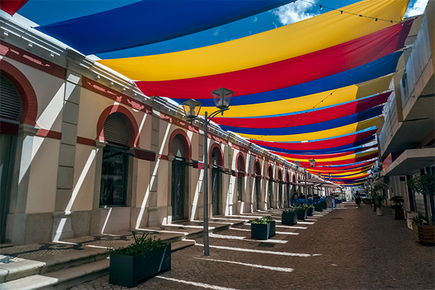 Straatje naast het marktgebouw