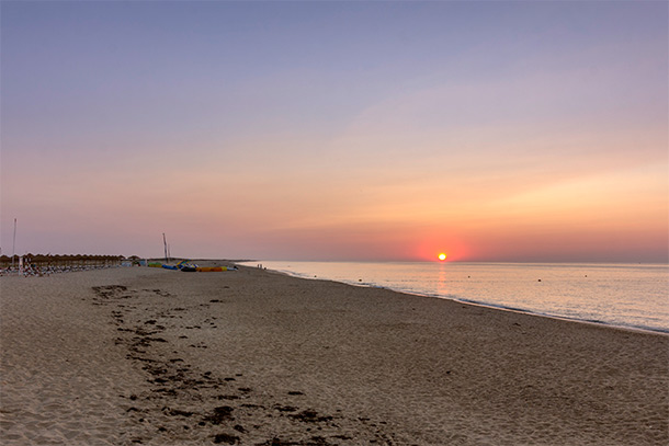 Zonsopkomst op het strand van Ilha da Culatra