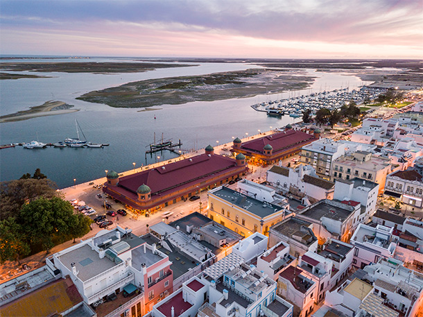 Olhão met haar rode markthallen aan de Ria Formosa