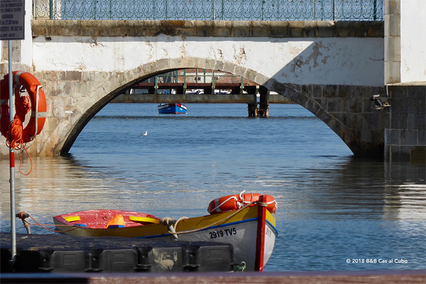 Boten onder de brug bij hoog water in Tavira