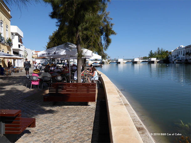 Terrassen van restaurants aan de oostkant van de rivier