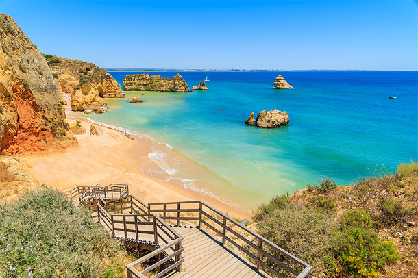 Trappen naar het strand in Algarve