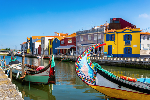 Kleurrijke boten en huizen in Aveiro
