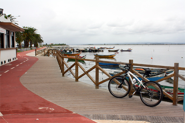 Fietspad bij Torreira langs de Ria de Aveiro