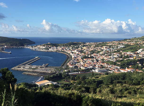 Uitzicht over Horta vanaf Ponta da Espalamaca