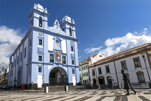 Igreja da Misericórdia met het standbeeld van Vasco da Gama