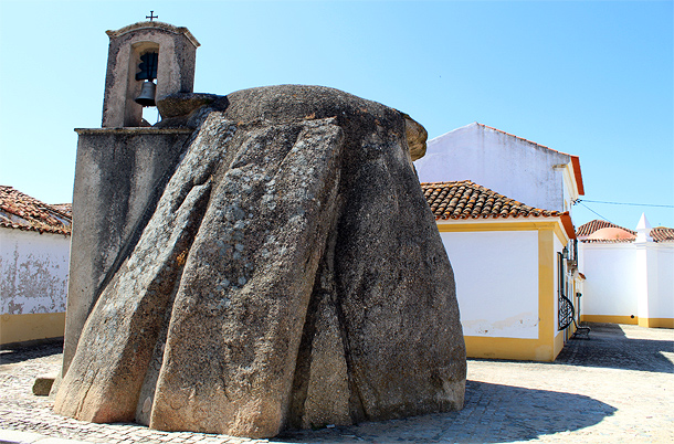 Dolmen-kerkje in het stadje Pavia, Alentejo