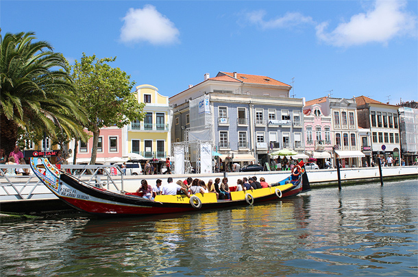 Kleurig versierde moliceiro of zeewierboot in Aveiro