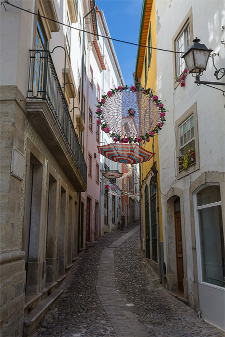 Gezellig smal straatje in de bovenstad van Coimbra
