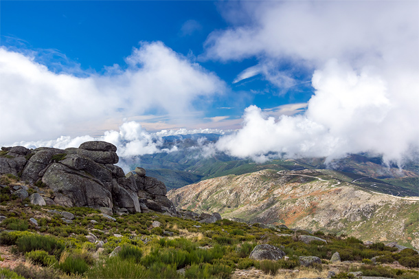 Uitzicht over mooie rotsformaties en kronkelende wegen in de Serra da Estrela