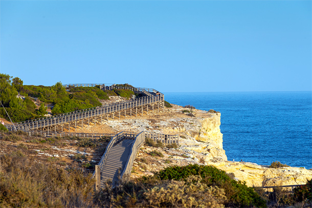 Houten wandelpad langs de kust bij Carvoeiro