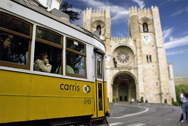 Lissabon: tram bij de kathedraal