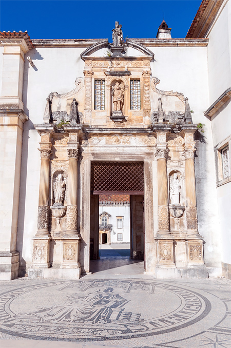 Ingang van de universiteit van Coimbra