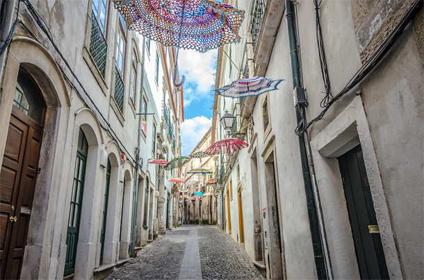 Kleurrijk, oud straatje in Coimbra