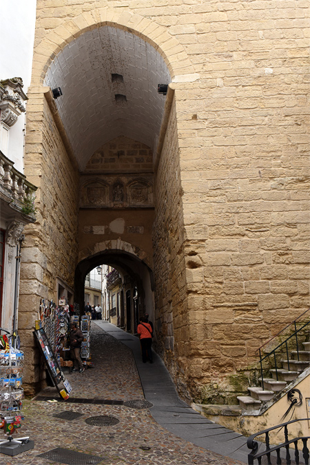 Porta e Torre de Almedina