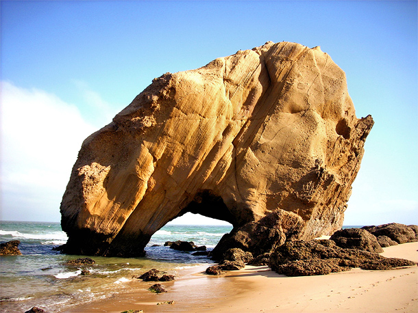 Guincho-rots op het strand van Santa Cruz