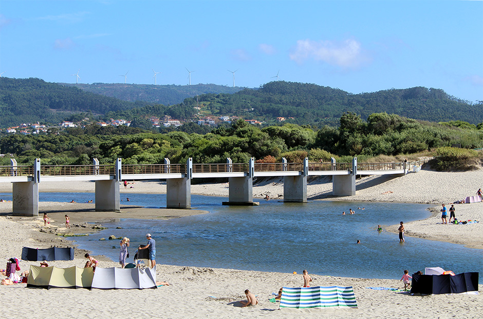 Zandstrand aan de boulevard van Vila Praia de Âncora, bij de monding van de rivier en de loopbrug