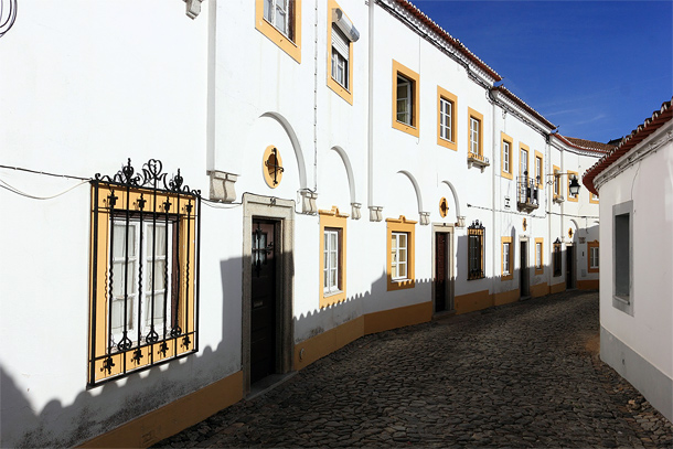 Smal straatje in Évora