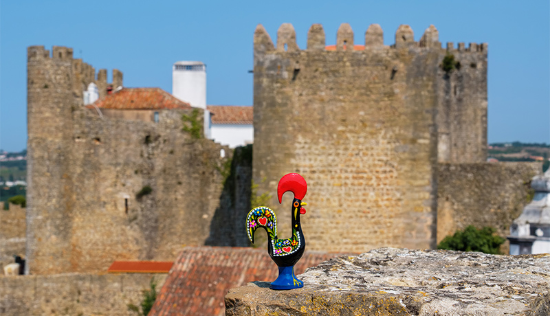 De haan van Portugal bij het kasteel van Óbidos