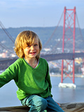 Kind in Lissabon