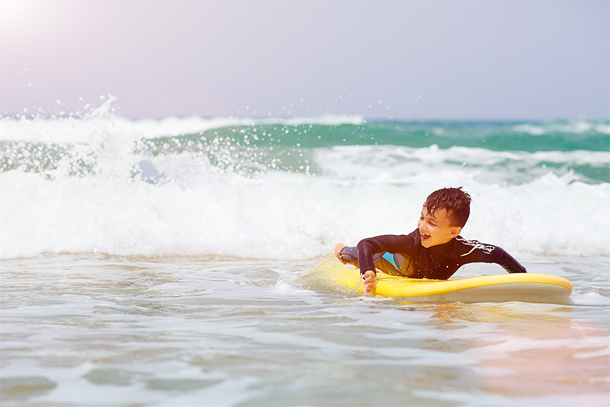 Jonge surfer in de Algarve