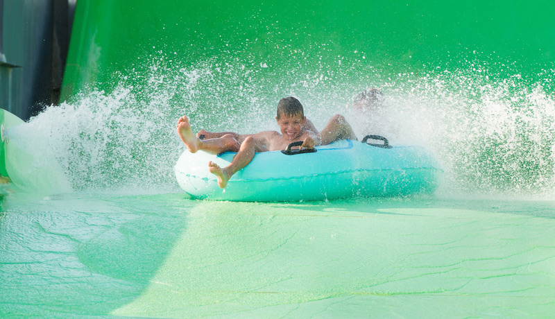 Kind in waterprekpark van de Algarve Portugal